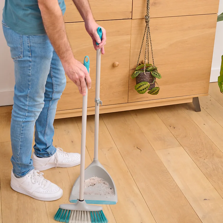 GoodHome Pelle et balayette à pied poils doux gris L.78 x l.26 cm