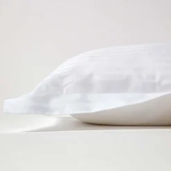 Homescapes Taie d'oreiller à  volants blanc satin rayé en coton égyptien 330 fils, 50x75 cm -