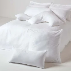 Homescapes Taie d'oreiller à  volants blanc satin rayé en coton égyptien 330 fils, 50x75 cm -