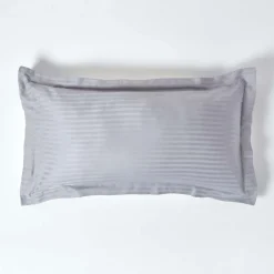 Homescapes Taie d'oreiller à  volants gris satin rayé en coton égyptien 330 fils, 50x90 cm -