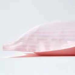 Homescapes Taie d'oreiller à  volants rose satin rayé en coton égyptien 330 fils, 50x75 cm -