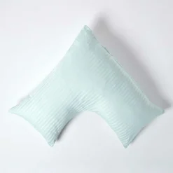 Homescapes Taie d'oreiller cervical bleu satin rayé en coton égyptien 330 fils -