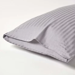 Homescapes Taie d'oreiller gris satin rayé en coton égyptien 330 fils, 50x75 cm -